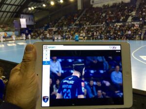 Handball spectators use the VOGO SPORT app to relive the best moments of the match in real time and switch cameras with a single click for an immersive and dynamic experience