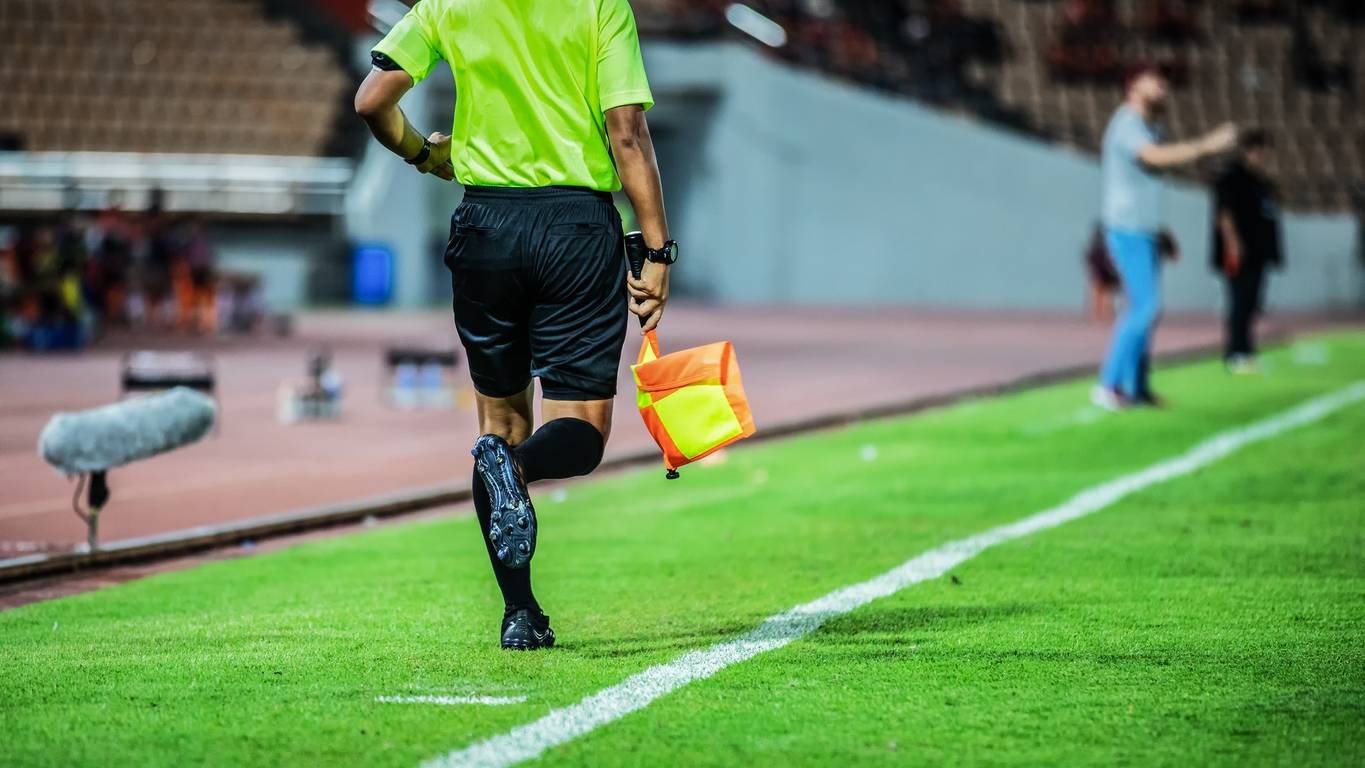 Systèmes audio et vidéo pour l’arbitrage du football